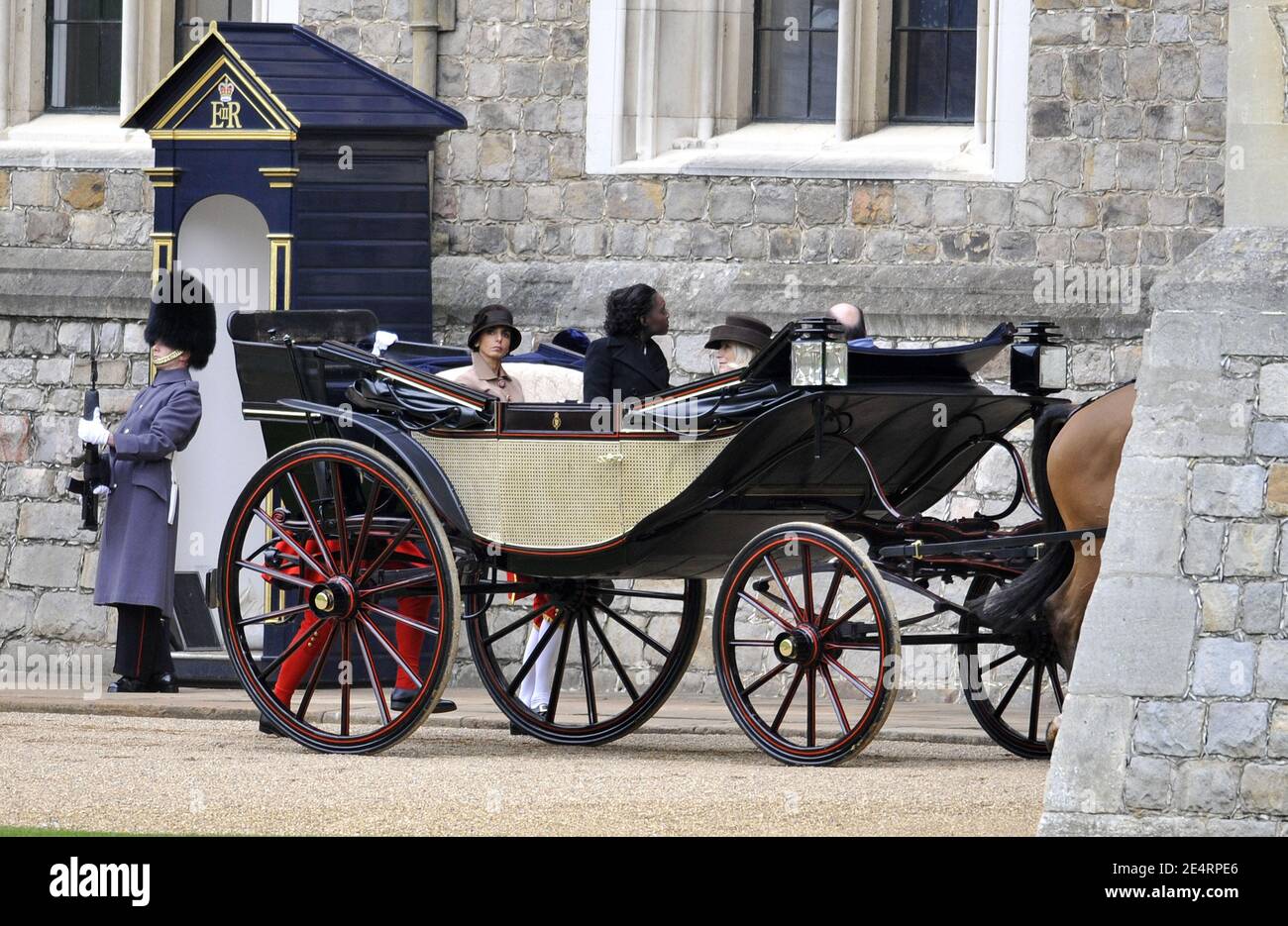 Rama Yade e Rachida dati arrivano al Castello di Windsor a Londra, Regno Unito il 26 marzo 2008. Il presidente Nicolas Sarkozy ha chiesto legami più stretti tra Francia e Gran Bretagna mentre ha dato il via alla sua prima visita di Stato in questo paese oggi. Foto di Christophe Guibbaud/ABACAPRESS.COM Foto Stock