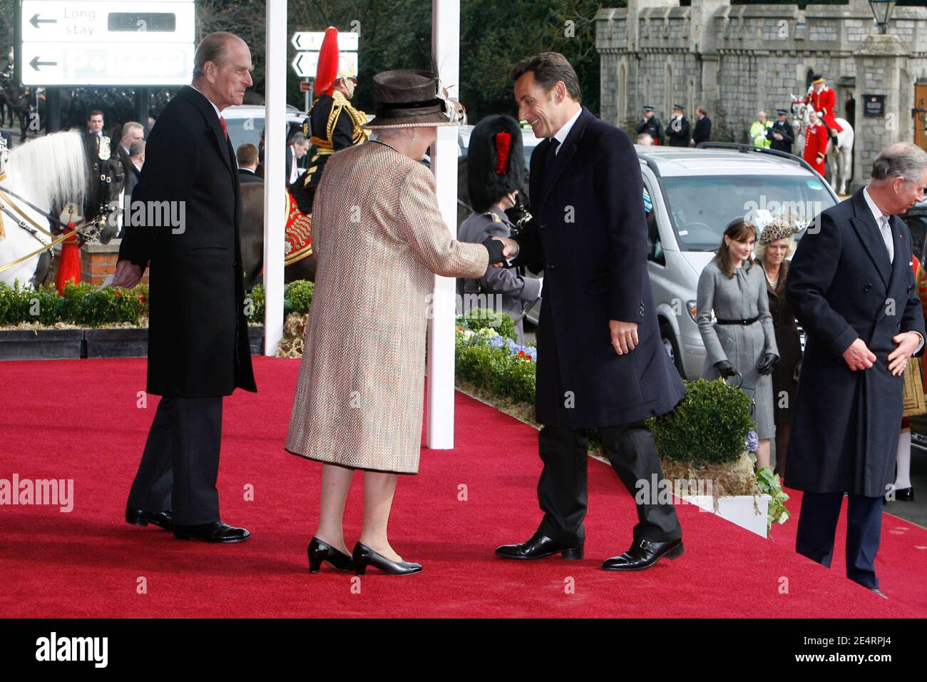 Il principe Filippo e la regina Elisabetta II ricevono Nicolas Sarkozy, sua moglie Carla Bruni-Sarkozy, il principe Carlo di Galles e Camilla Duchessa di Cornovaglia a Windsor, Regno Unito, il 26 marzo 2008. Foto di Alain Benainous/piscina/ABACAPRESS.COM Foto Stock