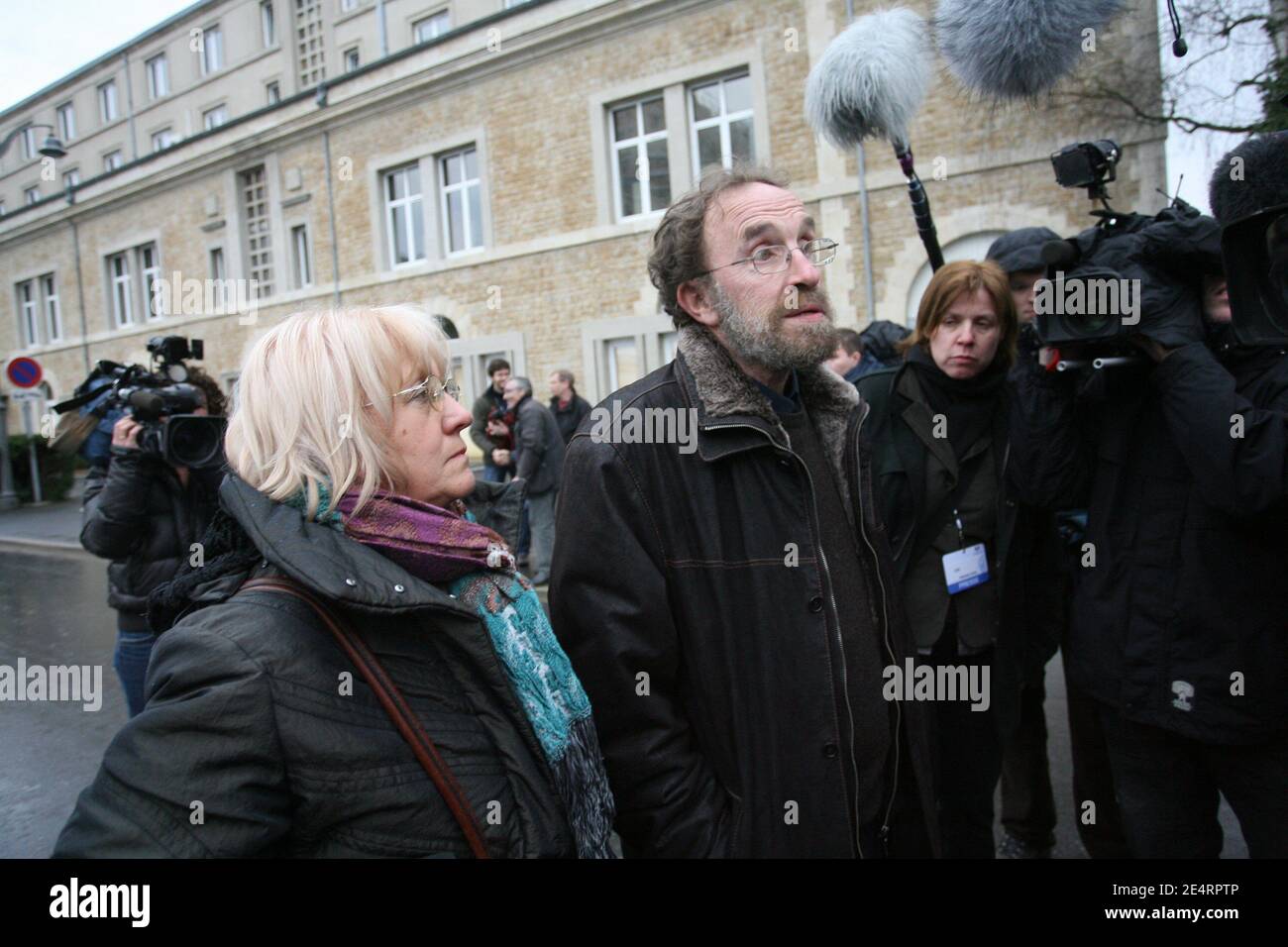 Francesco brichet, padre di Elisabetta, una delle vittime del serial killer francese Michel Fourniret, arriva al tribunale di Charleville-Mezieres, in Francia, il 26 marzo 2008. Il processo di Fourniret, accusato di aver assassinato almeno sette ragazze in Belgio e Francia tra il 1987 e il 2001 e di sua moglie Monique Olivier, accusato di aiutarlo ad uccidere almeno tre delle sue vittime, inizia il 27 marzo. Foto di Mousse/ABACAPRESS.COM Foto Stock