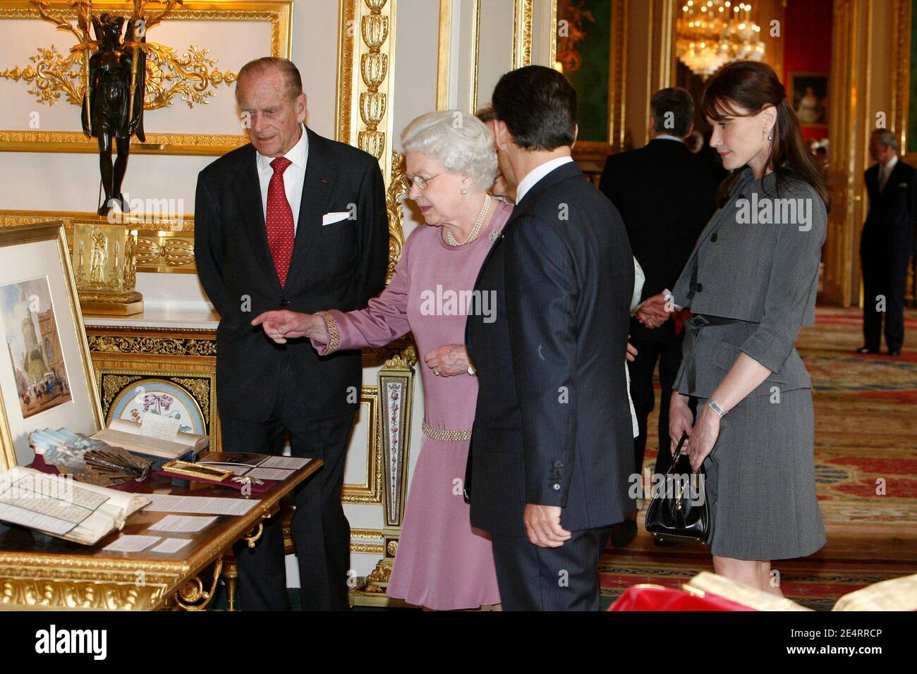 La regina Elisabetta II, il presidente francese Nicolas Sarkozy, il principe Filippo e la prima signora francese Carla Bruni-Sarkozy, il 26 marzo 2008, visitate la sala d'arte francese della collezione reale al Castello di Windsor, Regno Unito. Foto di Alain Benainous/piscina/ABACAPRESS.COM Foto Stock