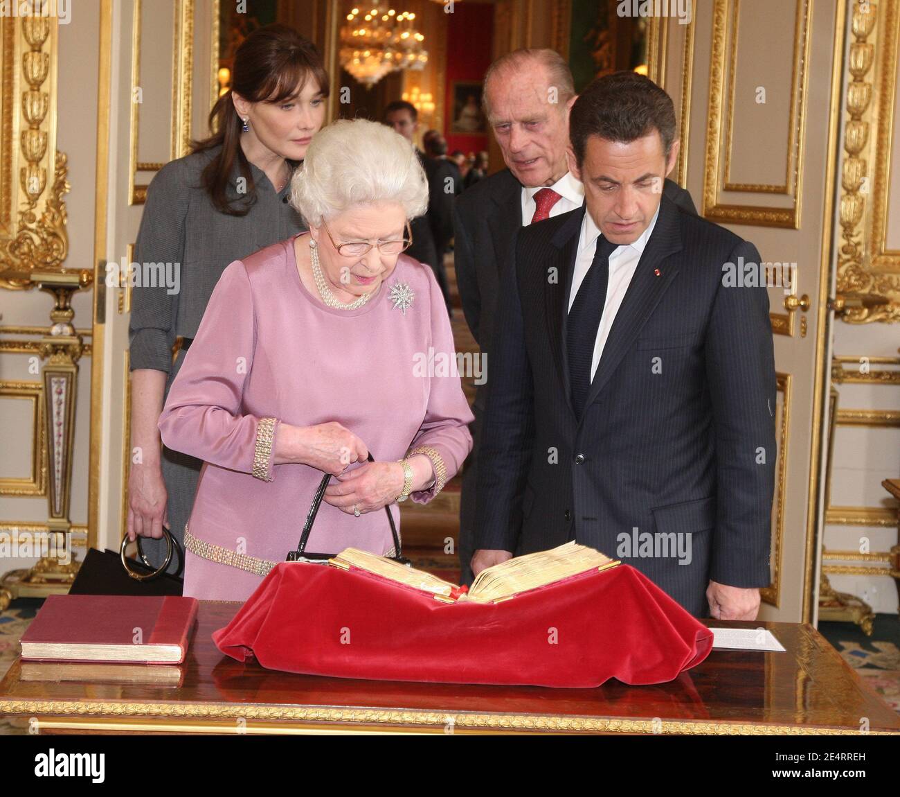 La regina Elisabetta II, il presidente francese Nicolas Sarkozy, il principe Filippo e la prima signora francese Carla Bruni-Sarkozy, il 26 marzo 2008, visitate la sala d'arte francese della collezione reale al Castello di Windsor, Regno Unito. Foto di Alain Benainous/piscina/ABACAPRESS.COM Foto Stock