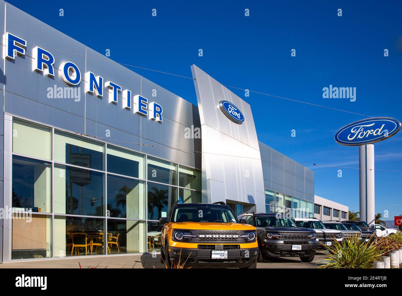 Santa Clara, CA, USA - 14 gennaio 2021: Concessionaria e servizio Ford Motor Company. Multinazionale americana automobilistica con sede in Michigan Foto Stock
