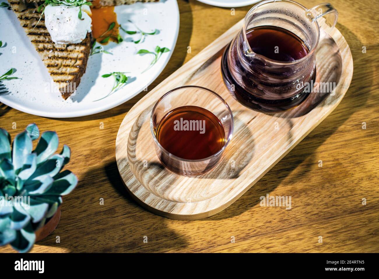 Direttamente sopra Vista della colazione con caffè, pane tostato, burata sul tavolo Foto Stock