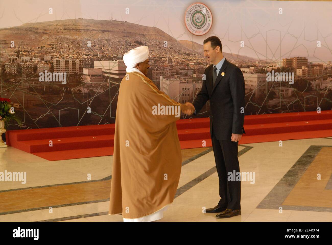 il presidente siriano Bashar al Assad riceve il presidente sudanese Omar Hassan al Bashir alla sessione inaugurale del ventesimo vertice dei leader della Lega araba a Damasco, Siria, il 29 marzo 2008. Foto di Ammar Abd Rabbo/ABACAPRESS.COM Foto Stock