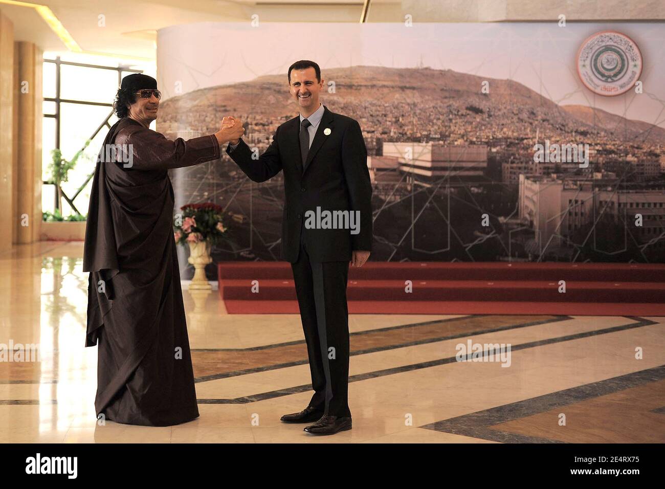 il presidente siriano Bashar al Assad riceve il leader libico Muammar Gheddafi prima della sessione inaugurale del ventesimo vertice dei leader della Lega araba a Damasco, Siria, il 29 marzo 2008. Foto di Ammar Abd Rabbo/ABACAPRESS.COM Foto Stock