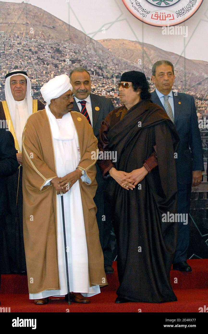 Omar Hassan Bashir del Sudan, Libico Muammar Gheddafi, Segretario Generale della Lega Araba AMR Moussa, visto durante la foto di gruppo dei leader arabi prima della sessione inaugurale del 20° vertice dei leader della Lega Araba a Damasco, Siria, il 29 marzo 2008. Foto di Ammar Abd Rabbo/ABACAPRESS.COM Foto Stock