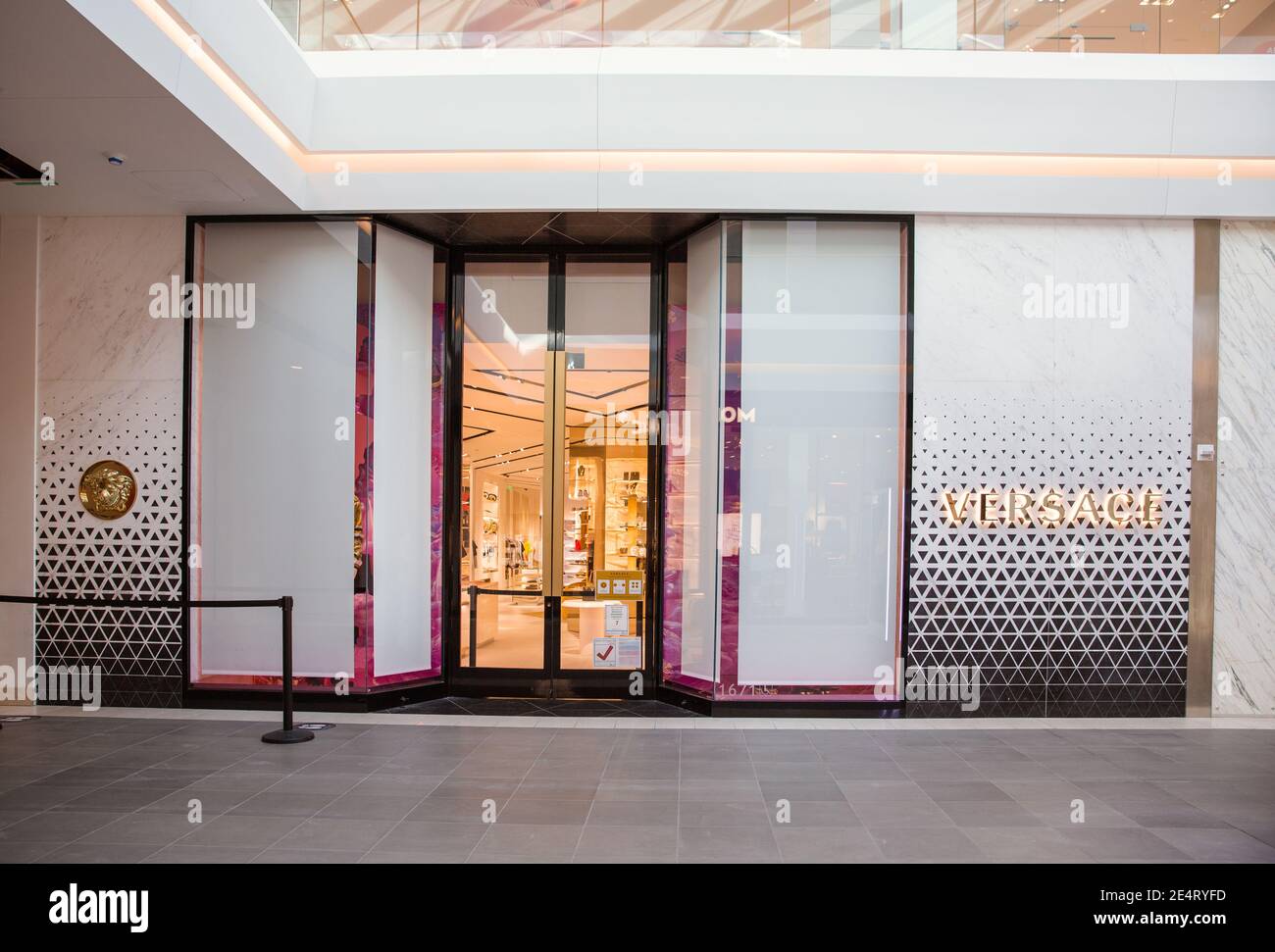 Santa Clara, CA USA - 14 gennaio 2021: Versace boutique di lusso stilista. Una casa di moda di lusso che vende abbigliamento, cosmetici, accessori Foto Stock