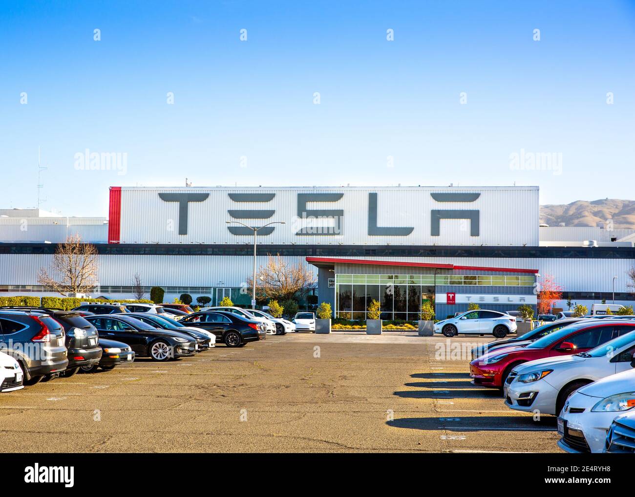 Fremont, CA, USA - 20 gennaio 2021: Stabilimento Tesla, una società americana di veicoli elettrici ed energia pulita con sede a Palo Alto, California Foto Stock