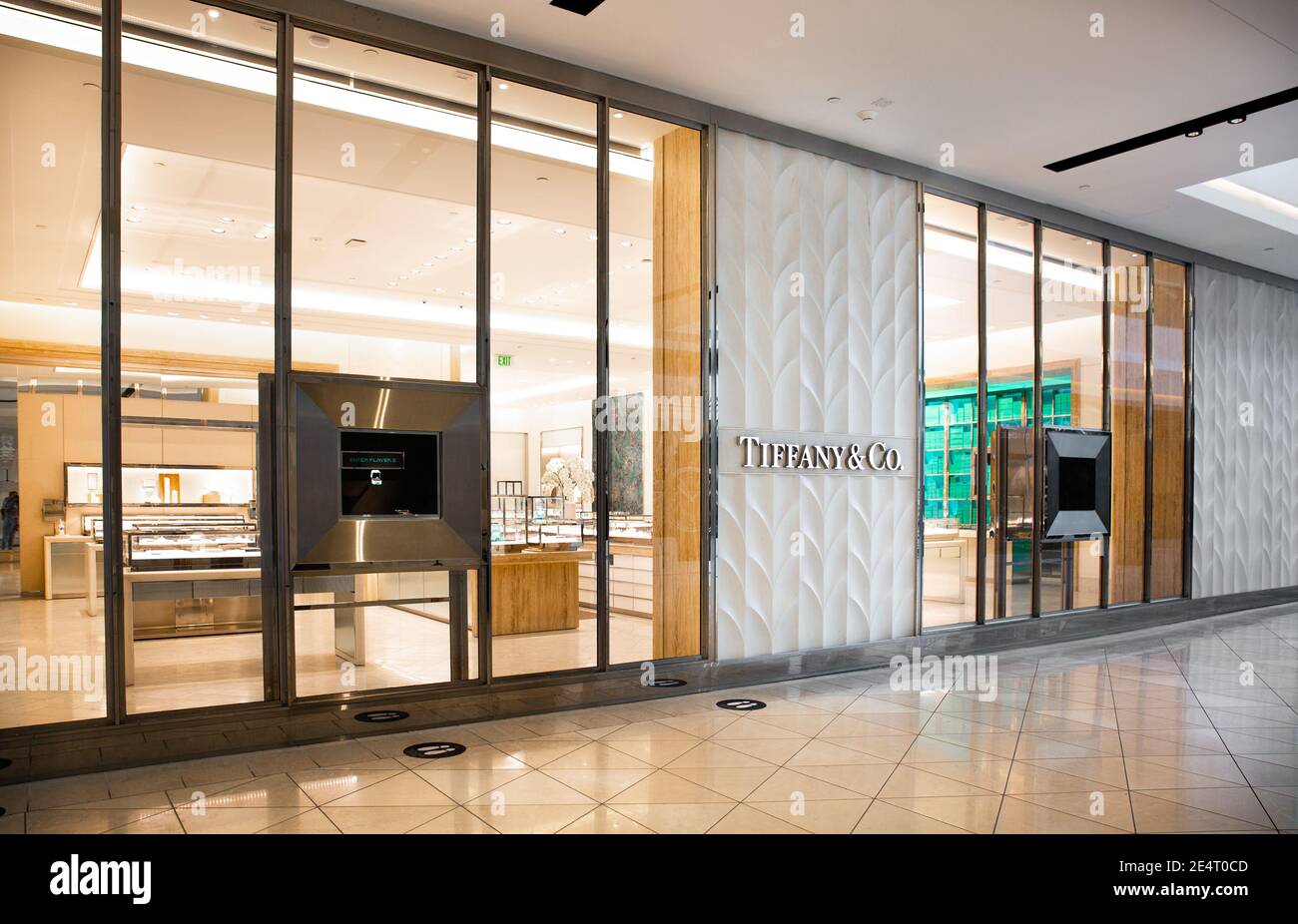 Santa Clara, CA USA - 14 gennaio 2021: Boutique di lusso Tiffany and Co. Una casa di moda di lusso che vende cosmetici, occhiali Foto Stock
