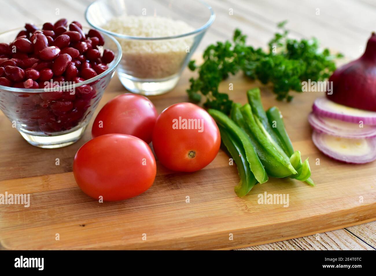 Ingredienti vegetariani freschi pronti per preparare sane e sostanziose zuppe invernali, stufati e peperoncini Foto Stock