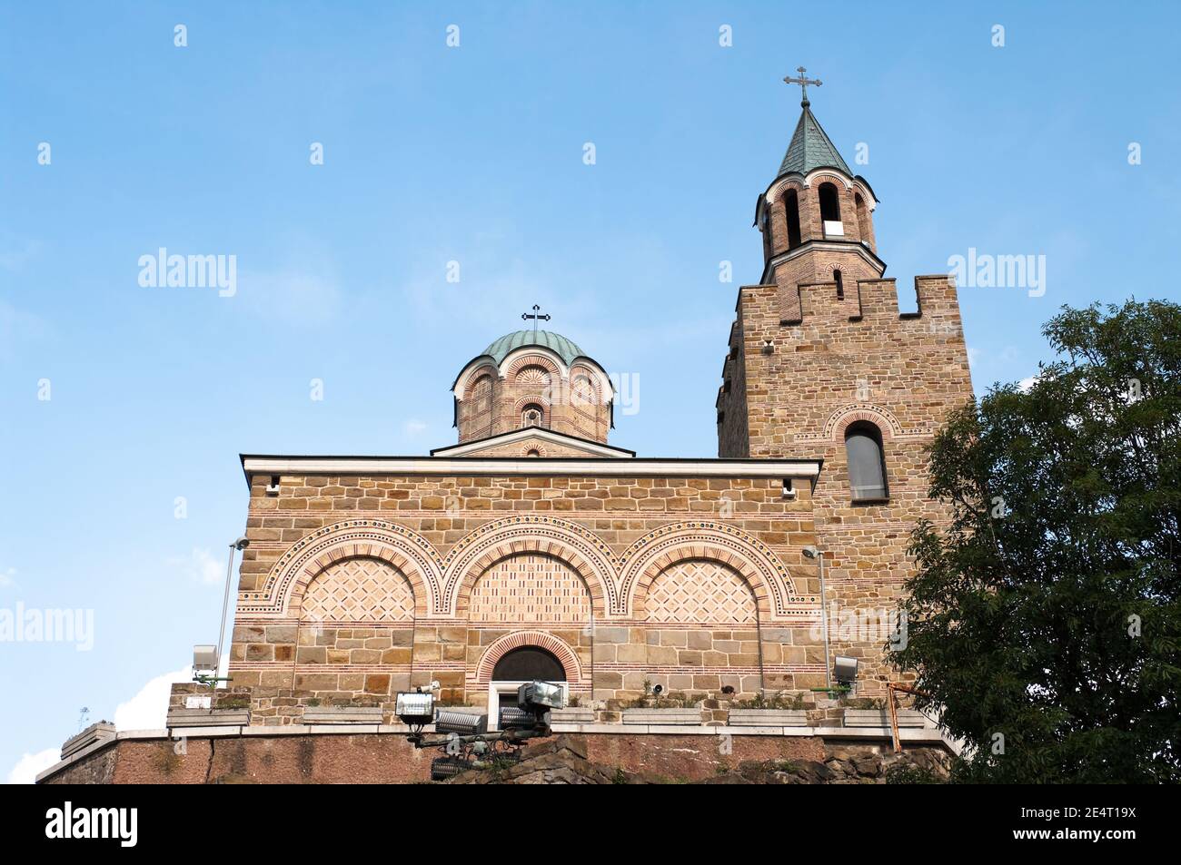 Vista ad angolo basso della chiesa del Patriarca sulla collina di Tsarevets a Veliko Tarnovo, Bulgaria Foto Stock