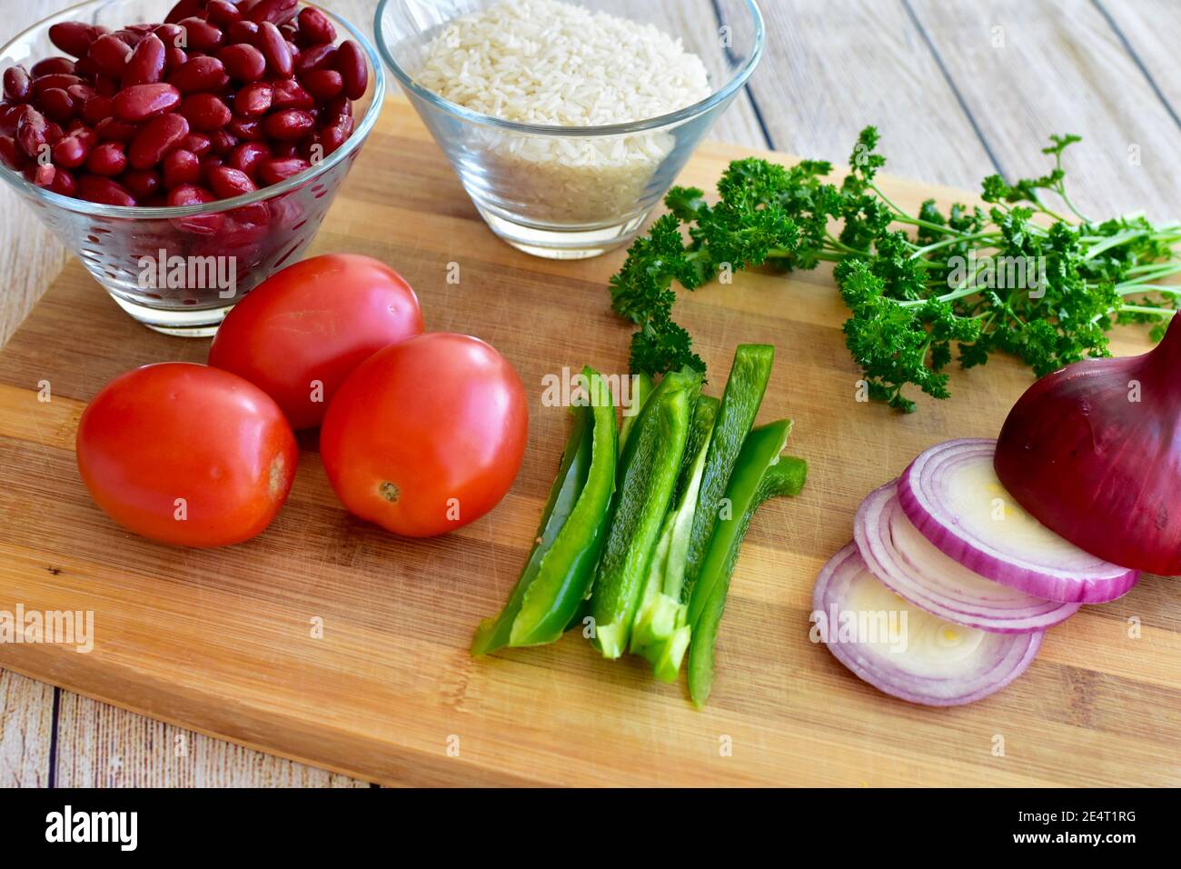 Ingredienti vegetariani freschi pronti per preparare sane e sostanziose zuppe invernali, stufati e peperoncini Foto Stock