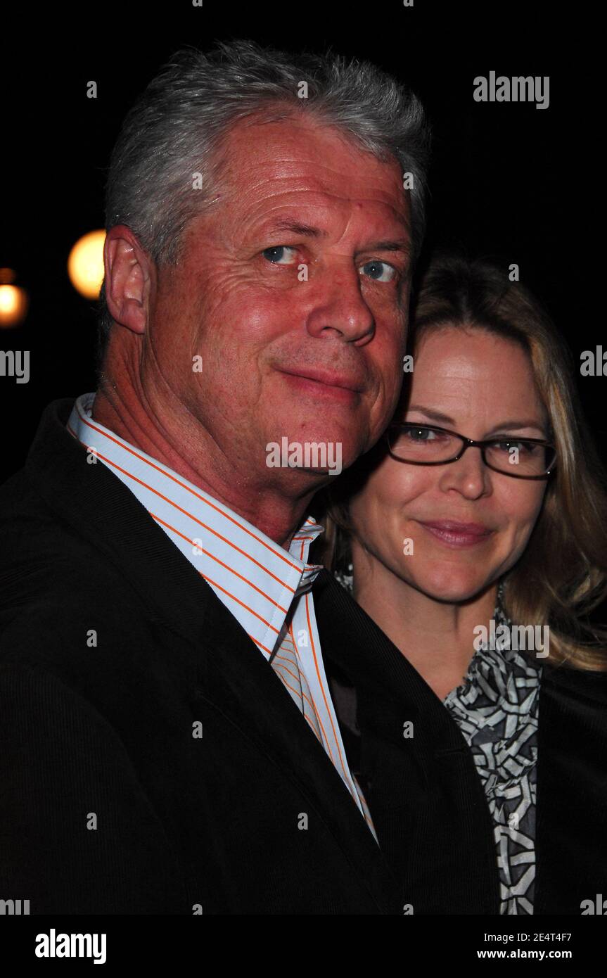 Il regista Roger Donaldson e la moglie Marliese hanno partecipato a una proiezione di 'The Bank Job' ospitata dalla Cinema Society e Lionsgate al Bryant Park Hotel di New York City, USA il 3 marzo 2008. Foto di Gregorio Binuya/ABACAUSA.COM (nella foto: Roger Donaldson, Marliese Donaldson) Foto Stock