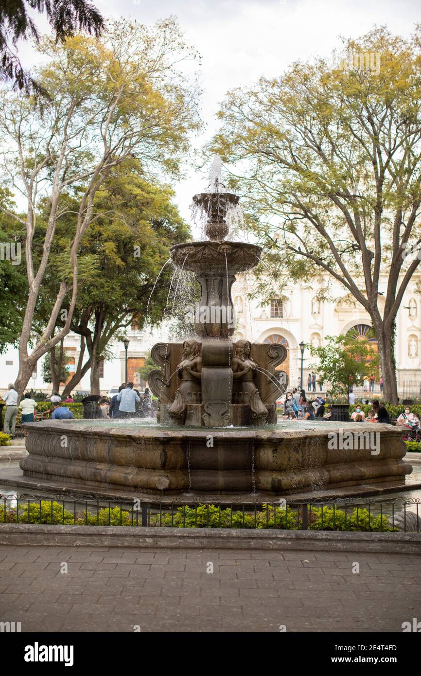 Fontana nel Parque Central, Antigua, Guatemala, America Centrale. Foto Stock