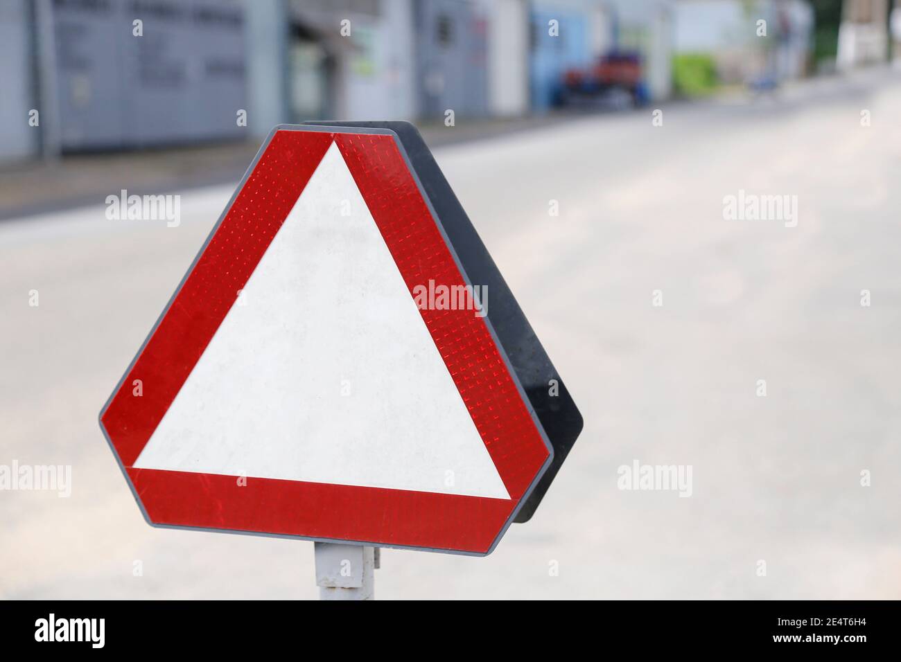 segnaletica stradale con triangolo bianco e bordo rosso Foto Stock
