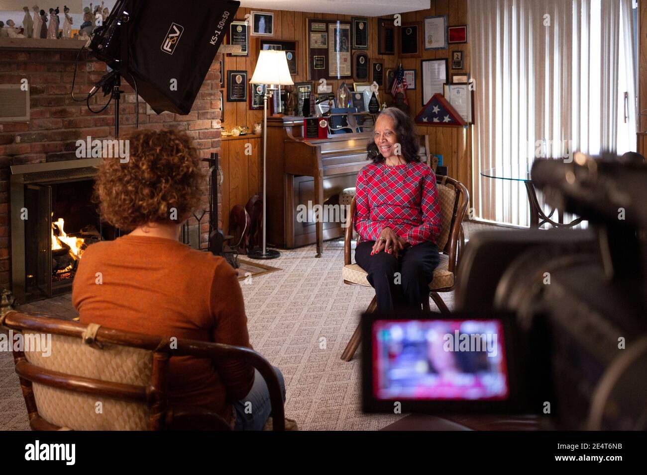 L'attivista americano per i diritti civili Theodora Smiley Lacey a casa a Teaneck, New Jersey - in conversazione con il regista documentario Francine Guff Foto Stock