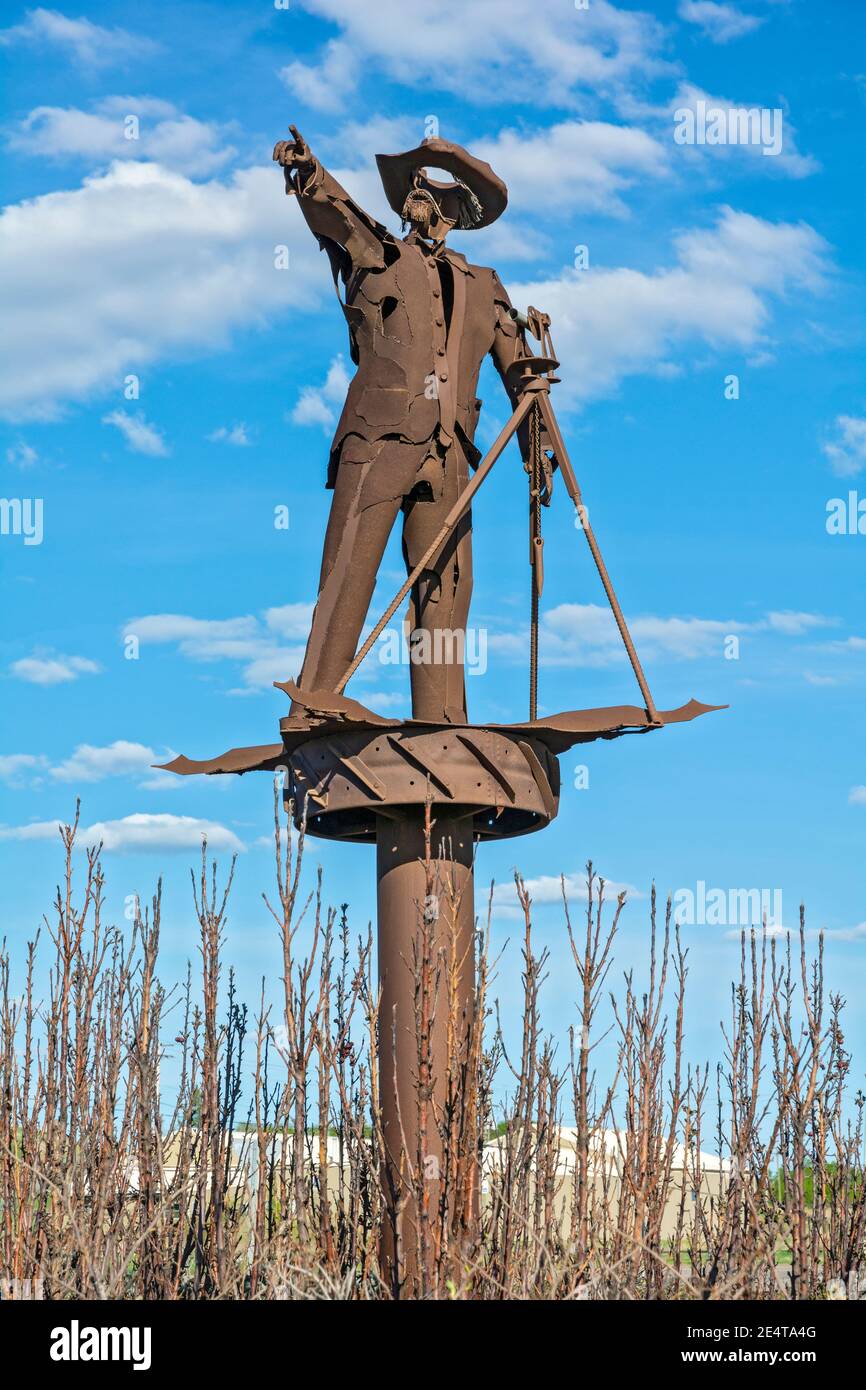 Canada, British Columbia, Dawson Creek, Surveyor statue omaggio agli uomini che hanno costruito l'Alaska Highway, puntando il dito a nord Foto Stock