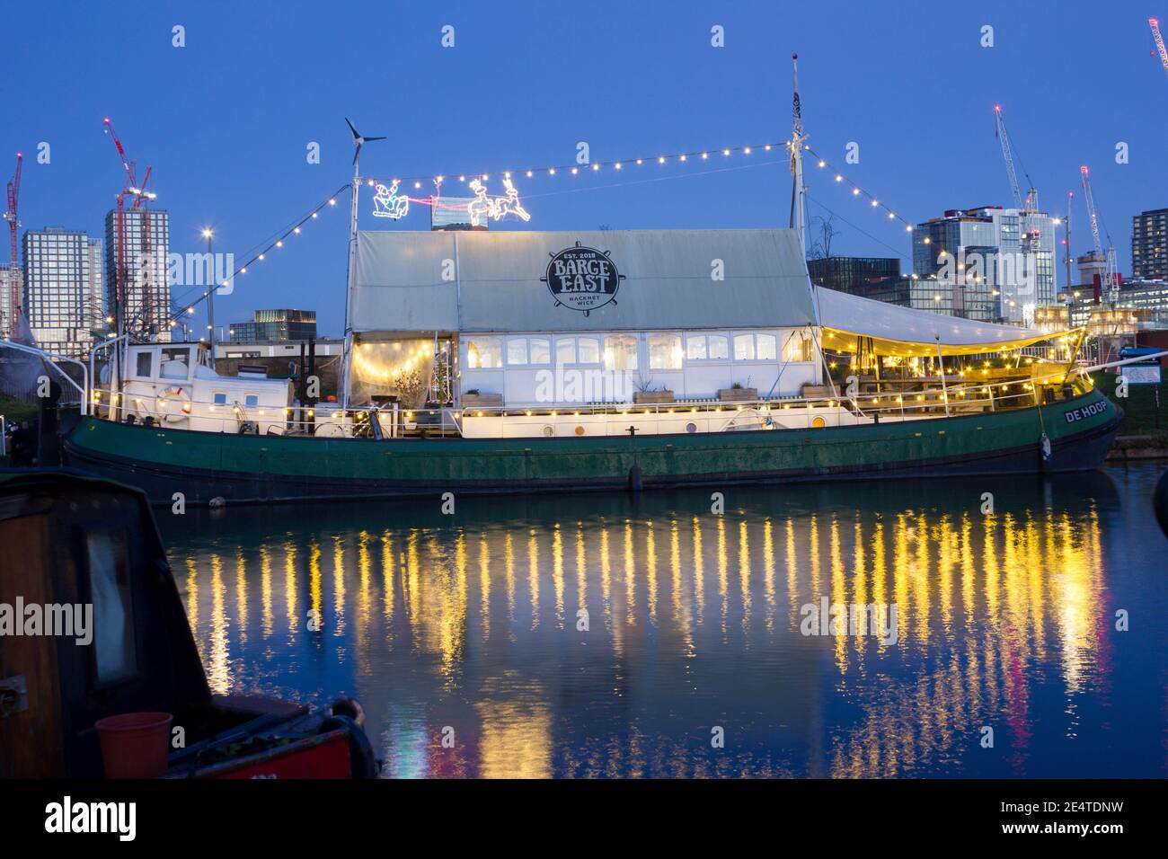 Decorazione delle luci di Natale sulla casa barca canale riflesso sull'acqua, Londra Foto Stock