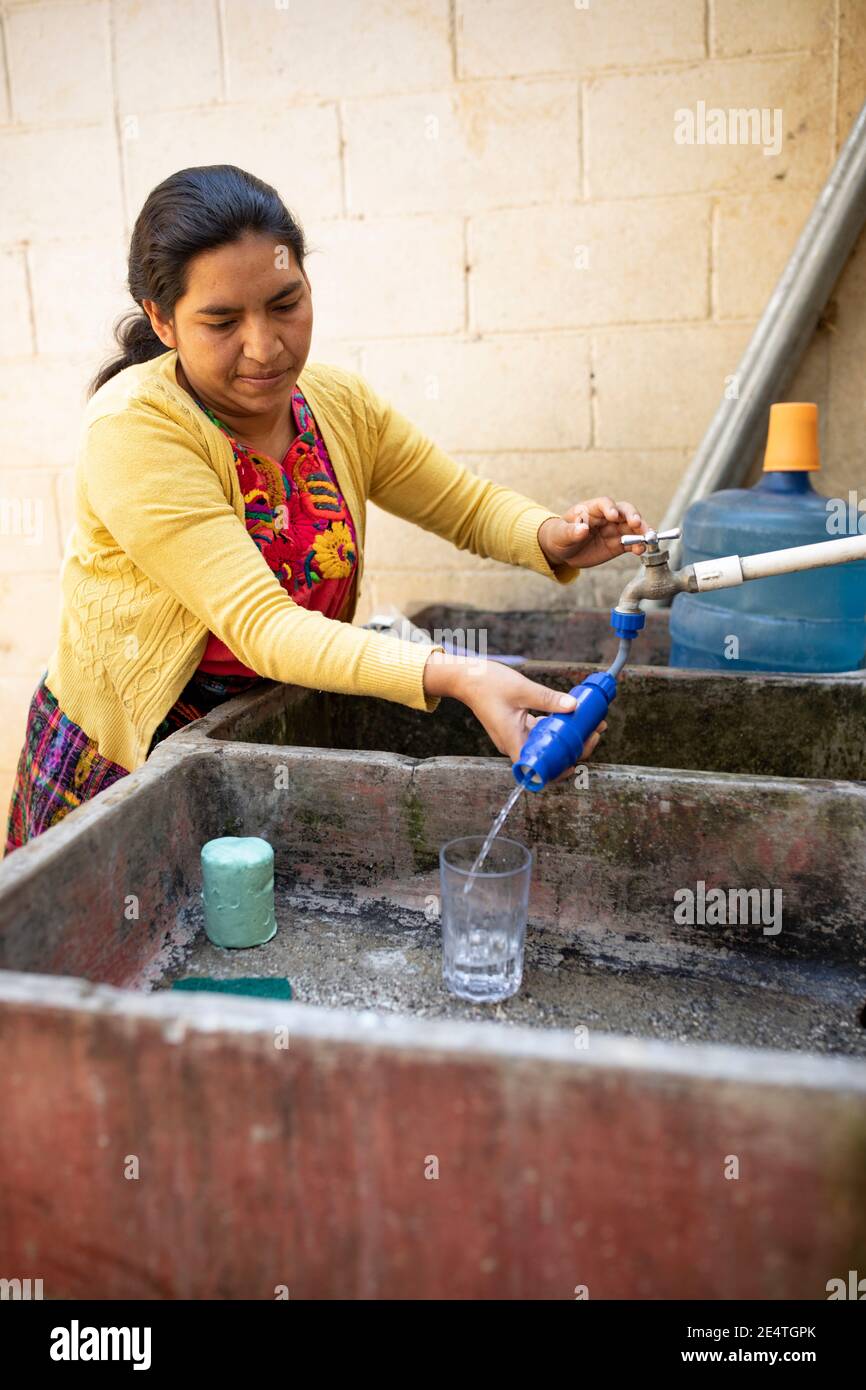 Sistema di filtraggio dell'acqua a base di rubinetto in uso a San Juan la Laguna, Guatemala. Foto Stock