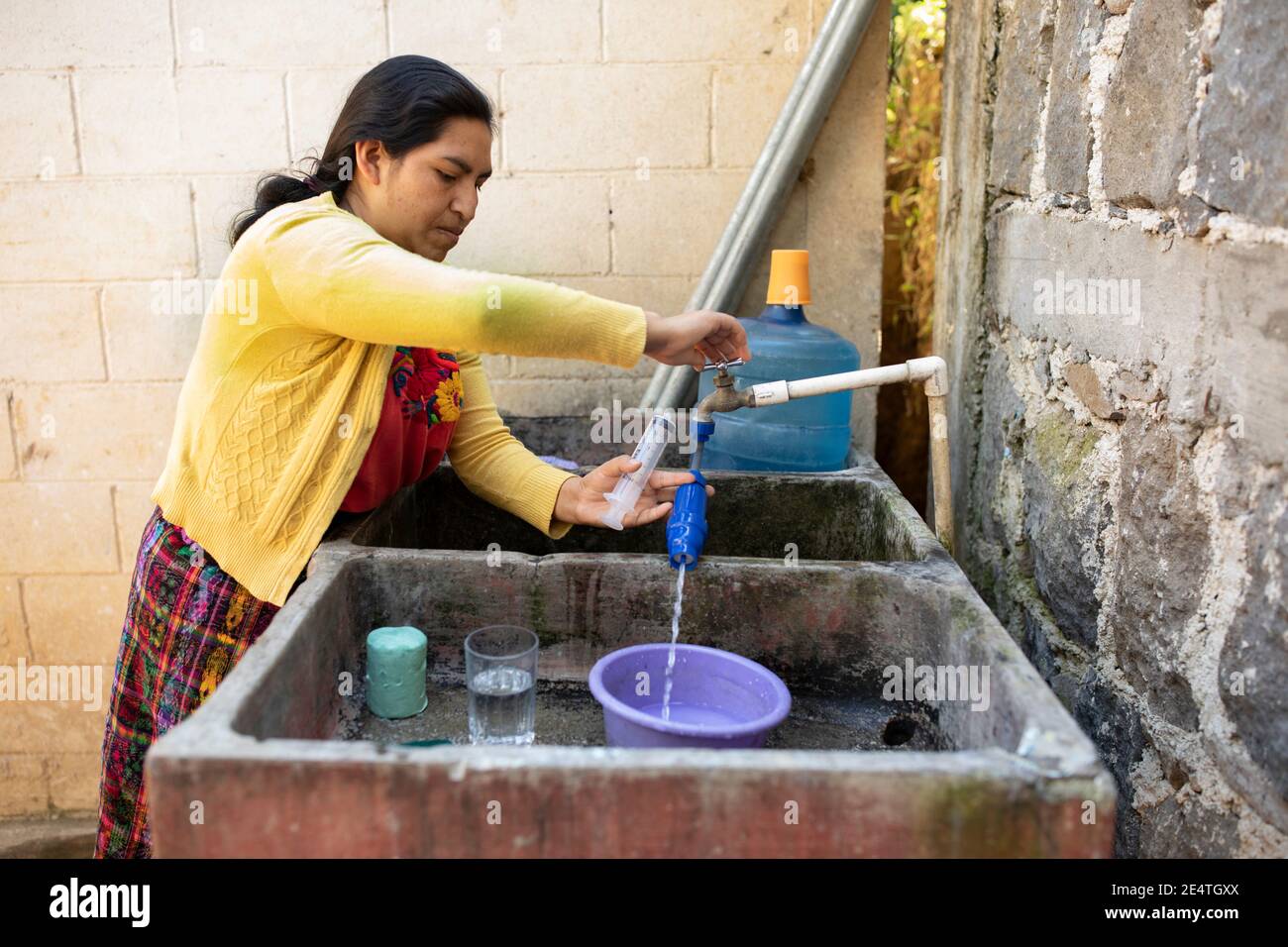 Sistema di filtraggio dell'acqua a base di rubinetto in uso a San Juan la Laguna, Guatemala. Foto Stock