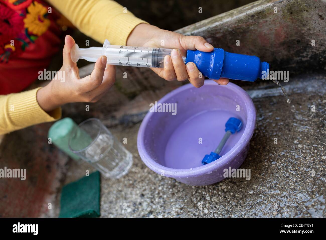 Lavaggio di riflusso un sistema domestico del filtro dell'acqua basato del rubinetto in uso a San Juan la Laguna, Guatemala. Foto Stock
