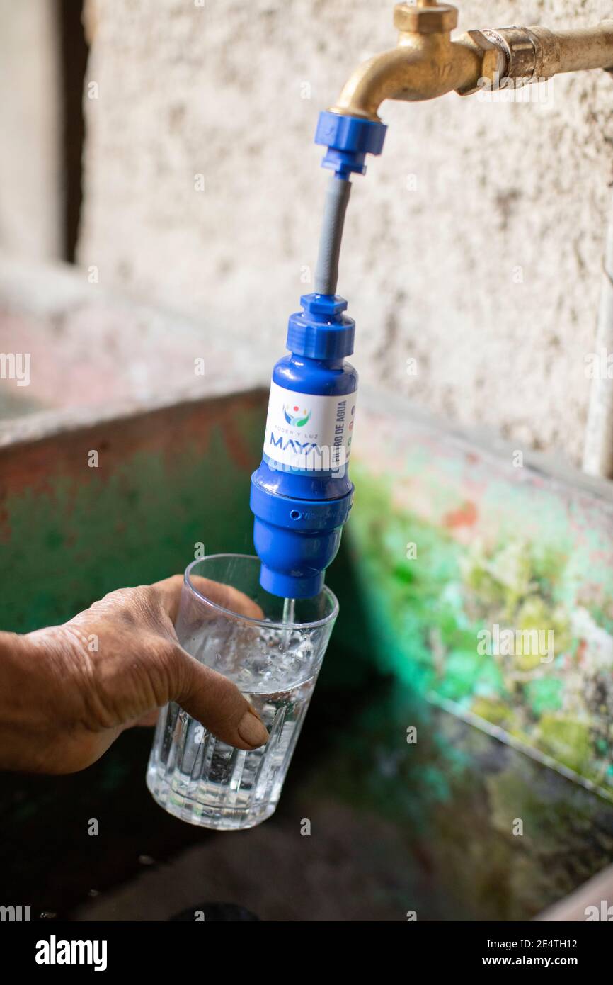 Sistema di filtraggio dell'acqua a base di rubinetto in uso a San Juan la Laguna, Guatemala. Foto Stock