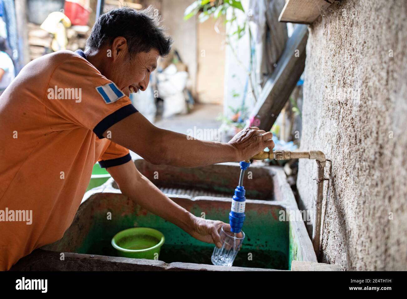 Sistema di filtraggio dell'acqua a base di rubinetto in uso a San Juan la Laguna, Guatemala. Foto Stock