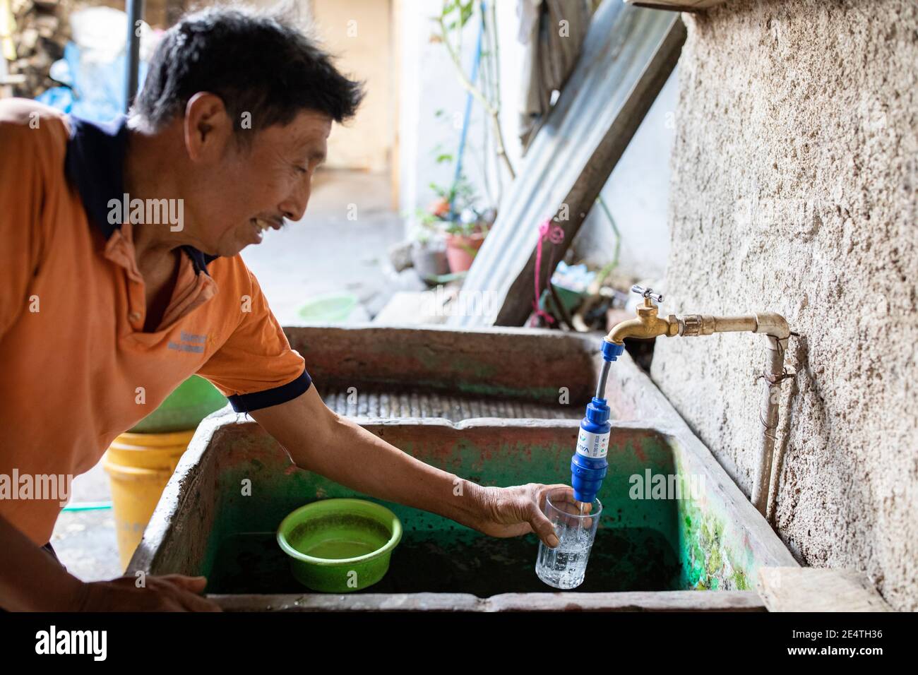 Sistema di filtraggio dell'acqua a base di rubinetto in uso a San Juan la Laguna, Guatemala. Foto Stock