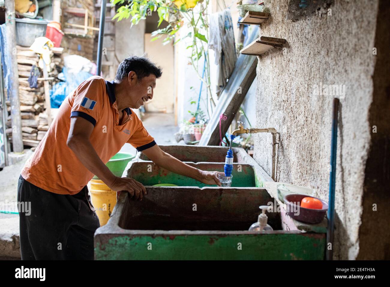Sistema di filtraggio dell'acqua a base di rubinetto in uso a San Juan la Laguna, Guatemala. Foto Stock