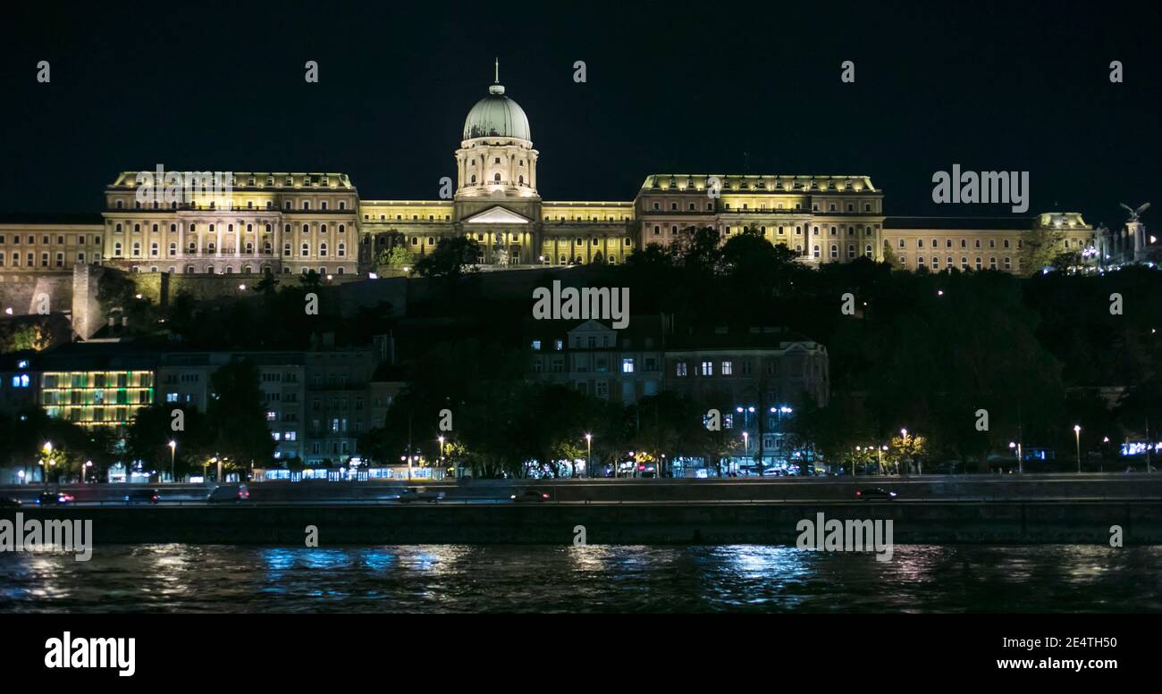 Castello di Buda, Budapest, Ungheria dal Danubio di notte Foto Stock