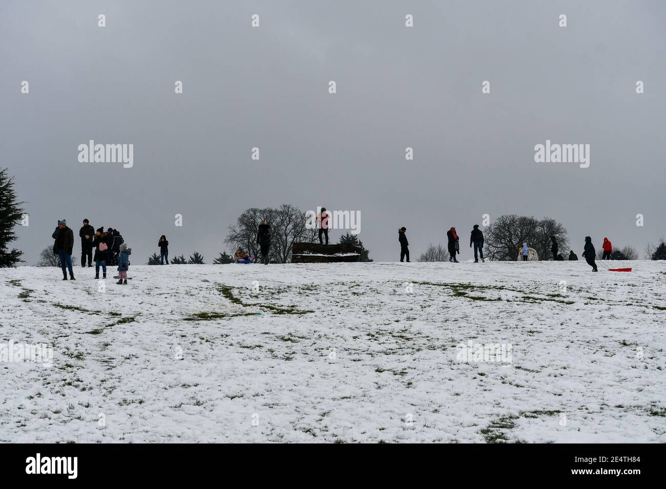 Prima nevicata a Watford durante l'inverno 2021. 7 cm di neve caddero nello spazio di 3 ore. Ha dato l'opportunità a molte persone di dirigersi verso i parchi per esplorare il paese delle meraviglie invernali. La distanza sociale era un must, ma alcune aree hanno avuto molte persone. Foto Stock