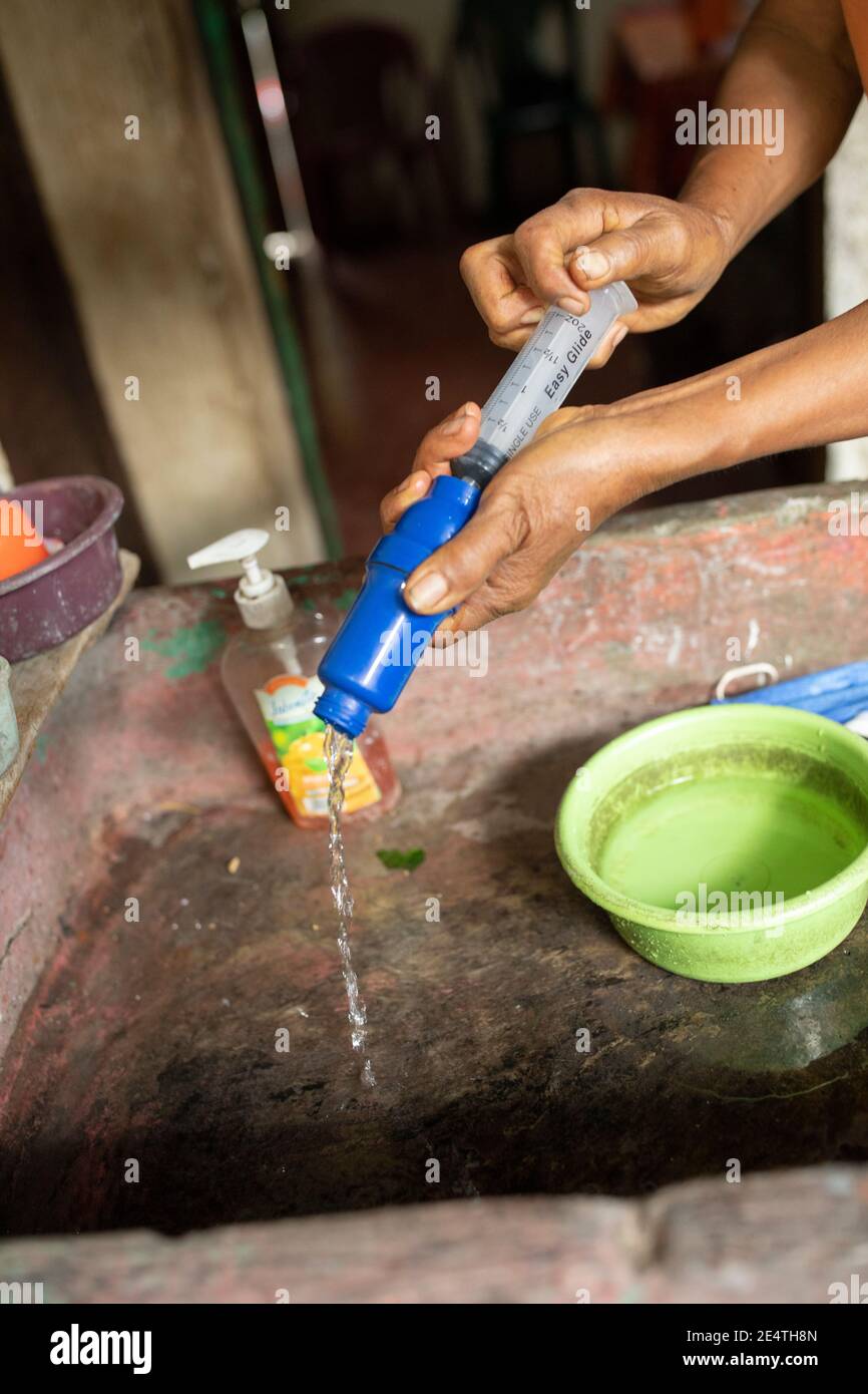 Lavaggio di riflusso un sistema domestico del filtro dell'acqua basato del rubinetto in uso a San Juan la Laguna, Guatemala. Foto Stock
