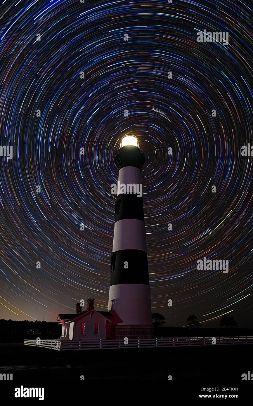 Strisce di stelle nel cielo notturno dietro il faro di Bodie Island Outer Banks North Carolina, Nag's Head. Temi: Scienza, astronomia, piano, strategia, visione Foto Stock