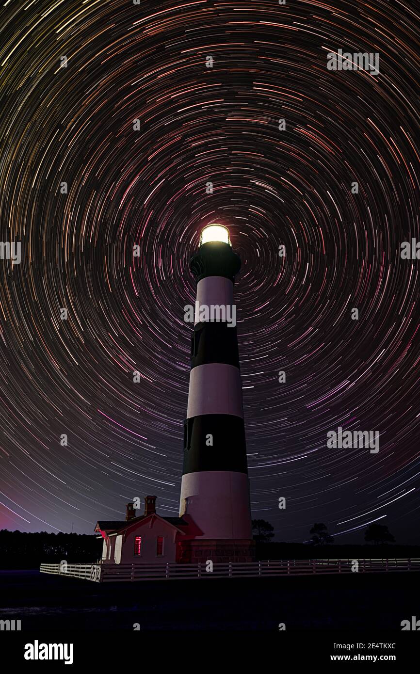 Strisce di stelle nel cielo notturno dietro il faro di Bodie Island Outer Banks North Carolina, Nag's Head. Temi: Scienza, astronomia, piano, strategia, visione Foto Stock