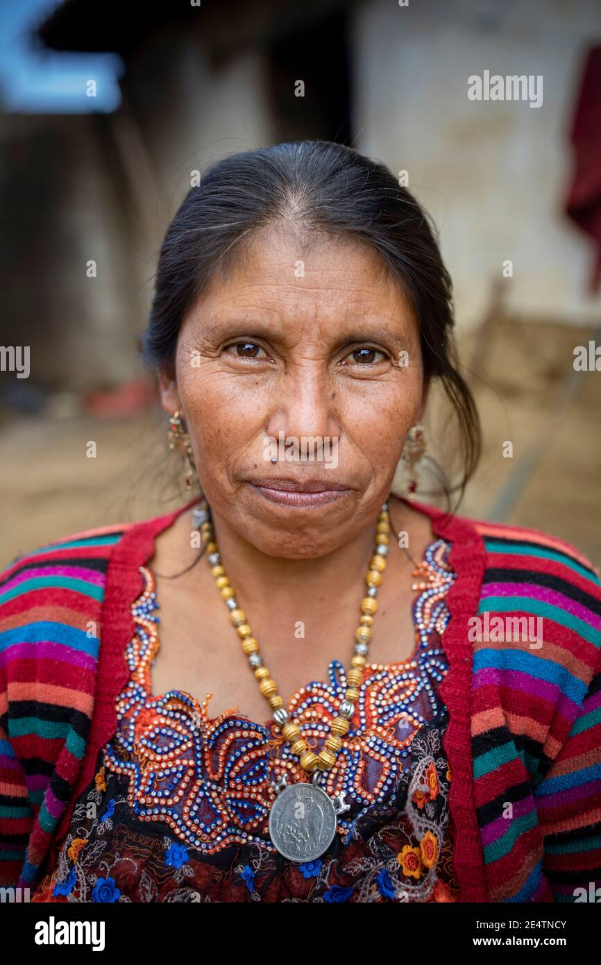 Ritratto di una donna in abbigliamento tradizionale a Cantel, Guatemala, America Centrale. Foto Stock