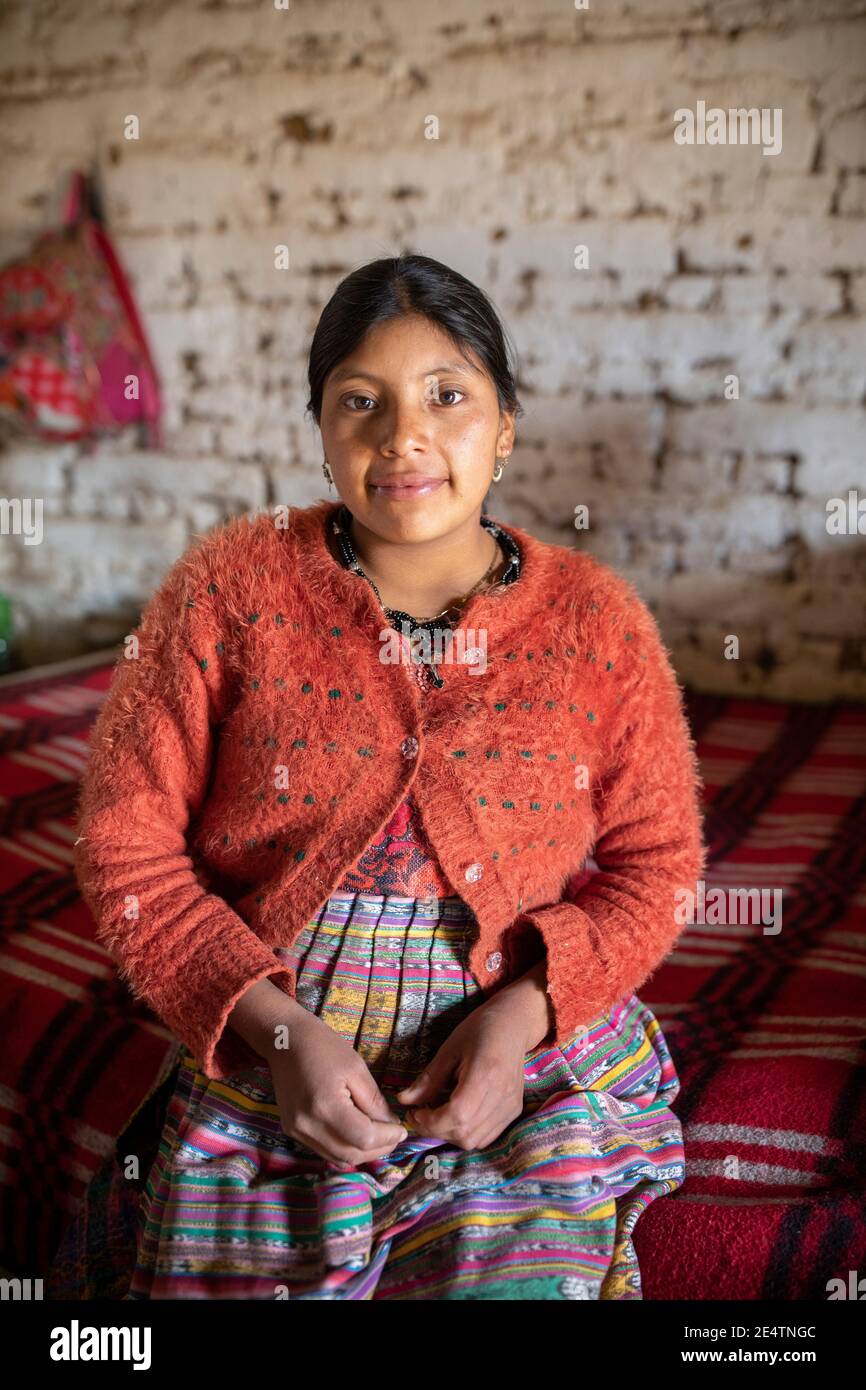 Ritratto di una giovane donna in abbigliamento tradizionale a Cantel, Guatemala, America Centrale. Foto Stock