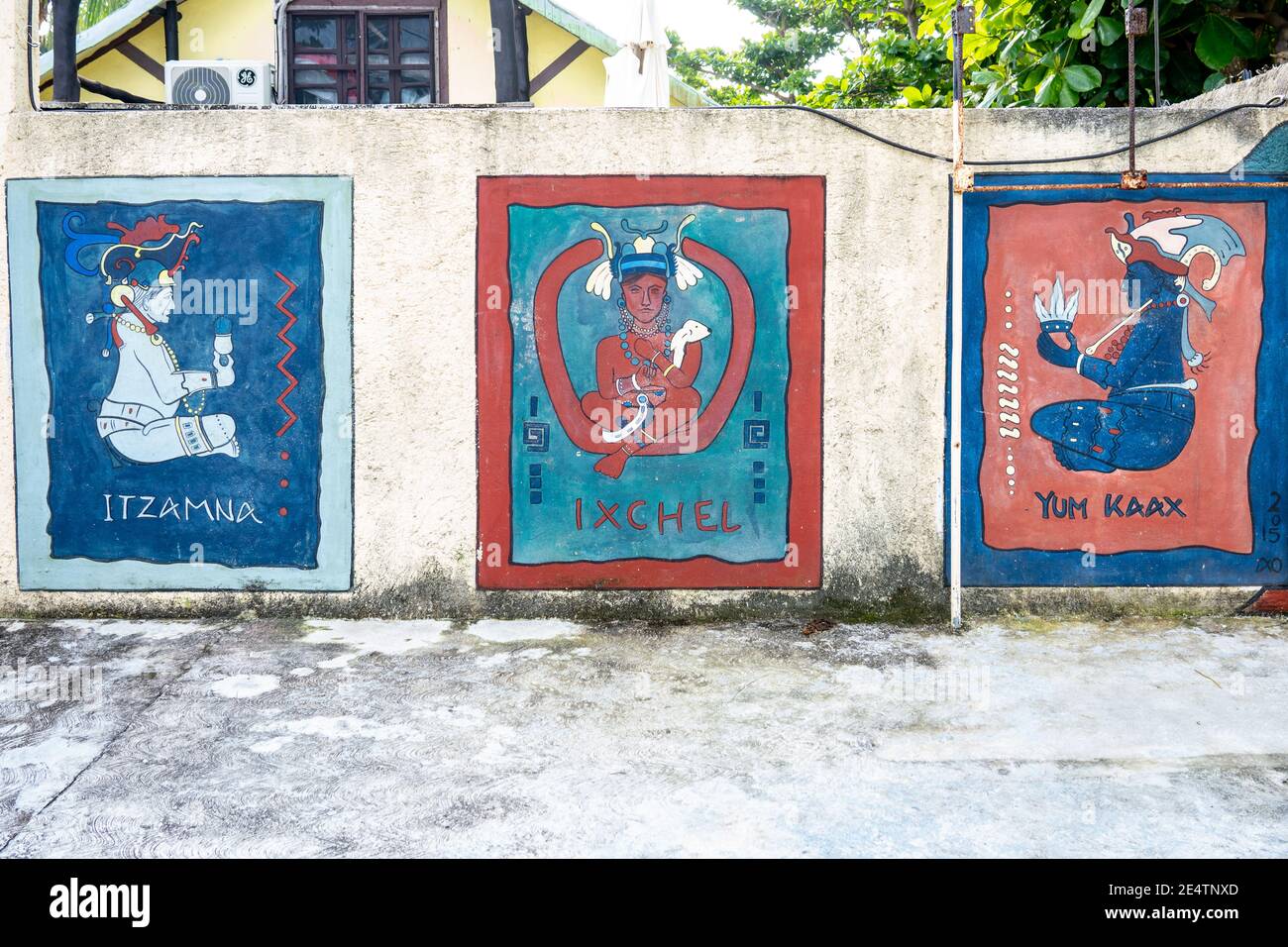 Murales di icone Maya a Puerto Morelos, Messico Foto Stock