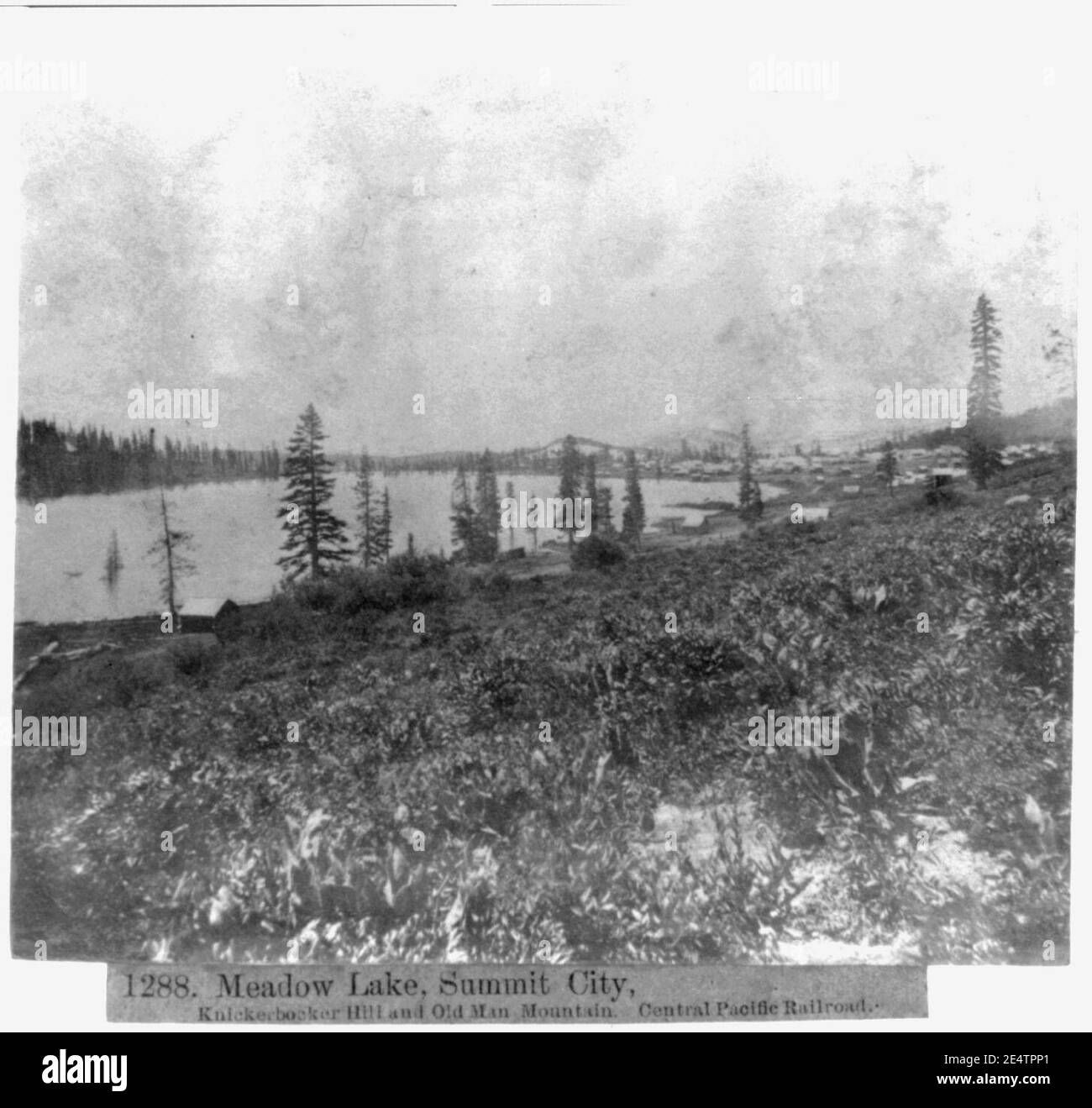 Lago Prato, Summit Città, Kniccurbocker Hill e il vecchio uomo di montagna, Sentral Pacific Railroad Foto Stock