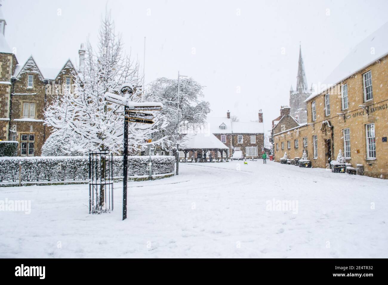 OAKHAM/RUTLAND, INGHILTERRA - 24 GENNAIO 2021: Oakham Butter cross in una giornata innevata Foto Stock