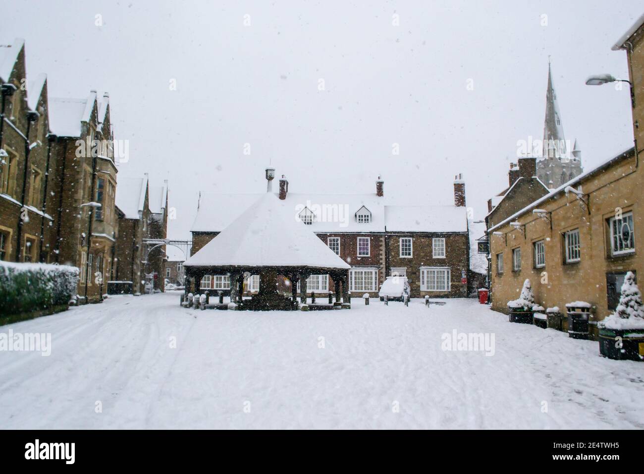 OAKHAM/RUTLAND, INGHILTERRA - 24 GENNAIO 2021: Oakham Butter cross in una giornata innevata Foto Stock