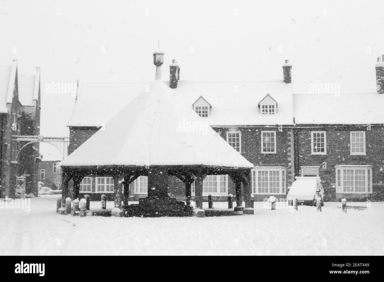 OAKHAM/RUTLAND, INGHILTERRA - 24 GENNAIO 2021: Oakham Butter cross in una giornata innevata Foto Stock