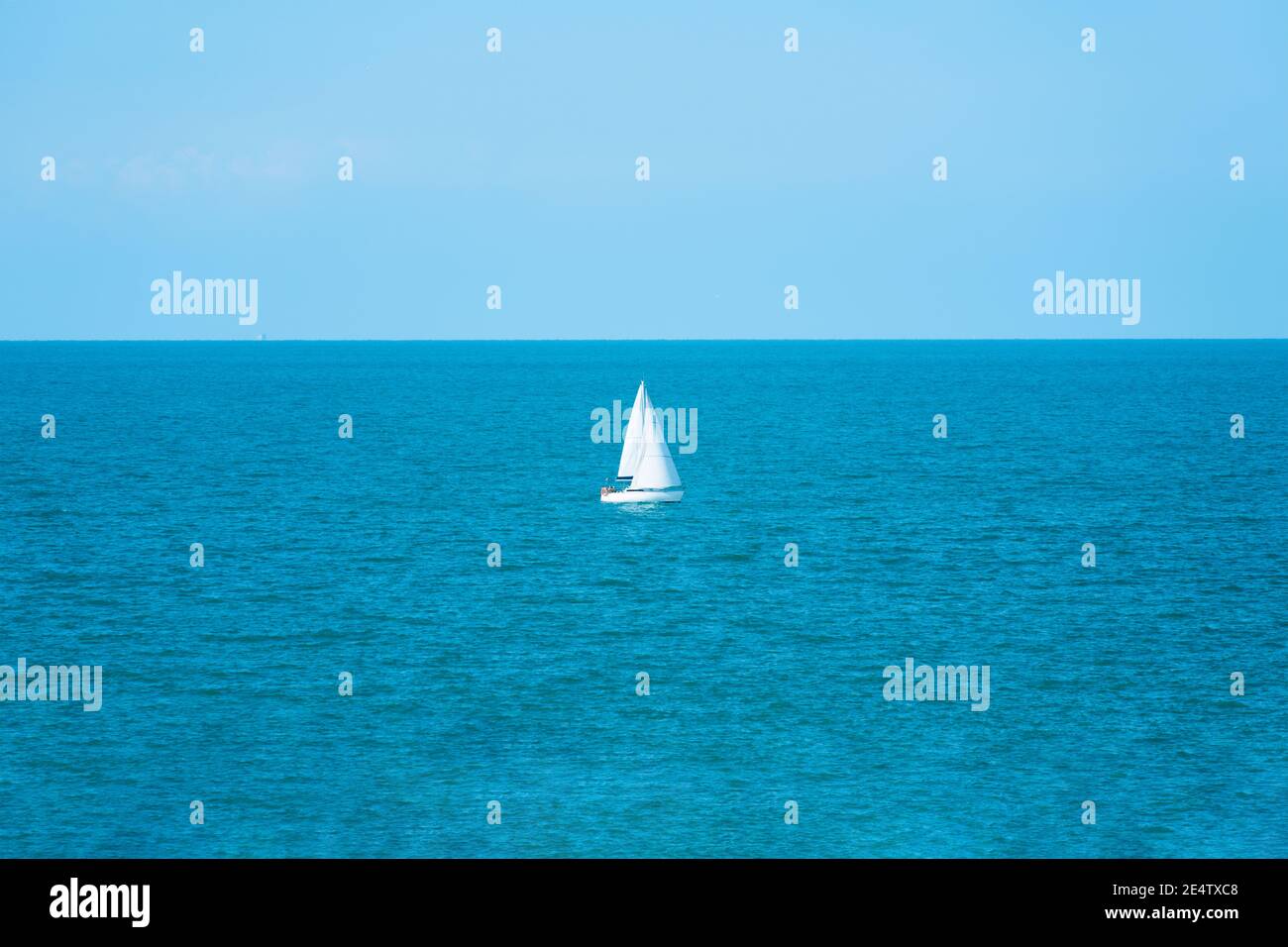 Yacht a vela in un mare mediterraneo su un sole limpido giorno Foto Stock