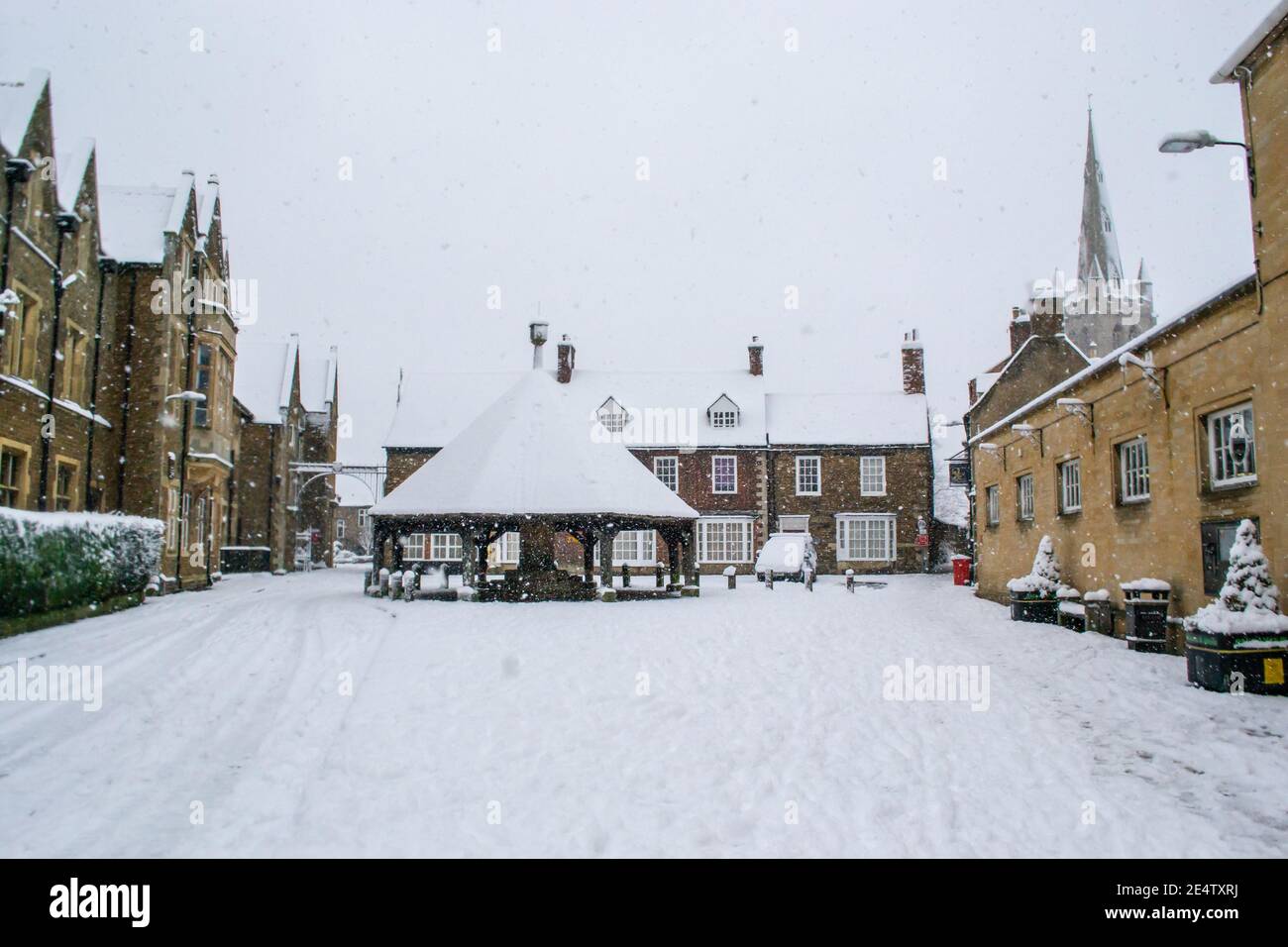 OAKHAM/RUTLAND, INGHILTERRA - 24 GENNAIO 2021: Oakham Butter cross in una giornata innevata Foto Stock