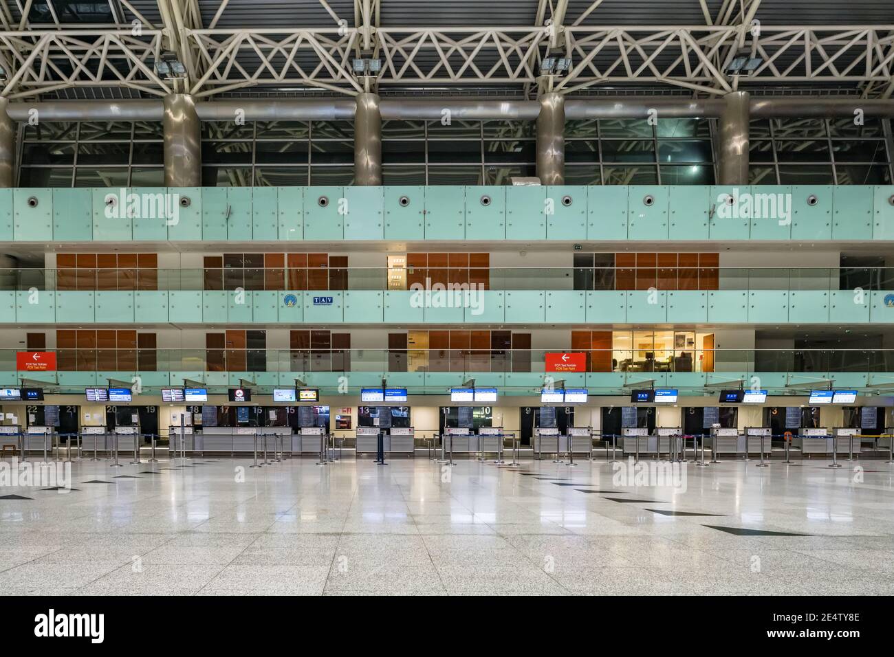 Area vuota per il check-in all'aeroporto Izmir Adnan Menderes durante il Covid-19 pandemia di coronavirus Foto Stock