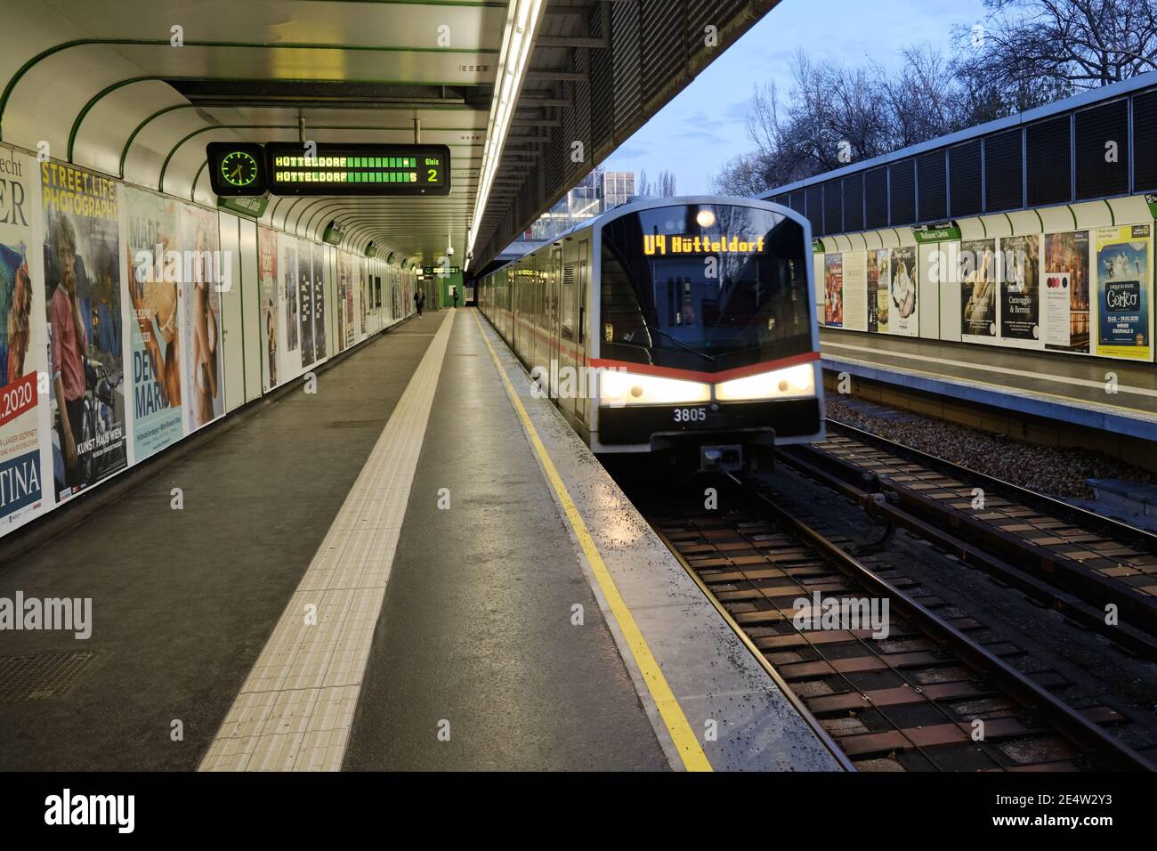 Un treno della metropolitana U-Bahn di Vienna che arriva alla piattaforma vuota mattina presto Foto Stock