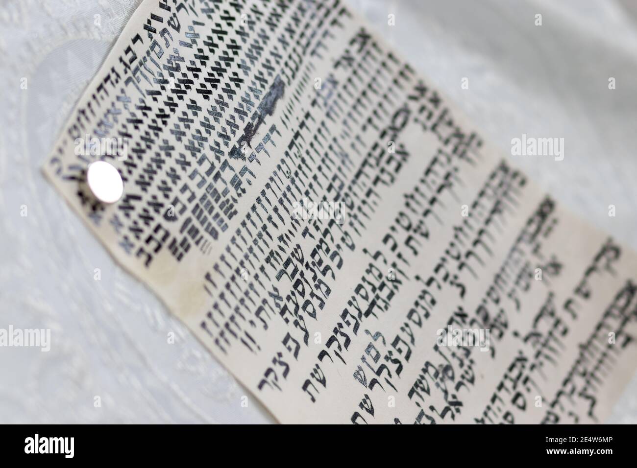 Lettere ebraiche scritte su pergamena, una scritta speciale di un rotolo Torah. (Al redattore - le lettere sono casuali senza significato) Foto Stock