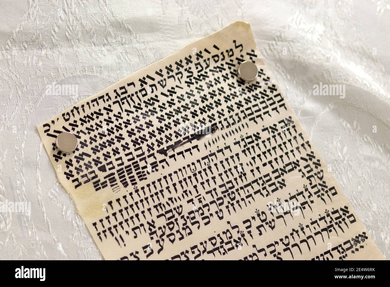 Lettere ebraiche scritte su pergamena, una scritta speciale di un rotolo Torah. (Al redattore - le lettere sono casuali senza significato) Foto Stock
