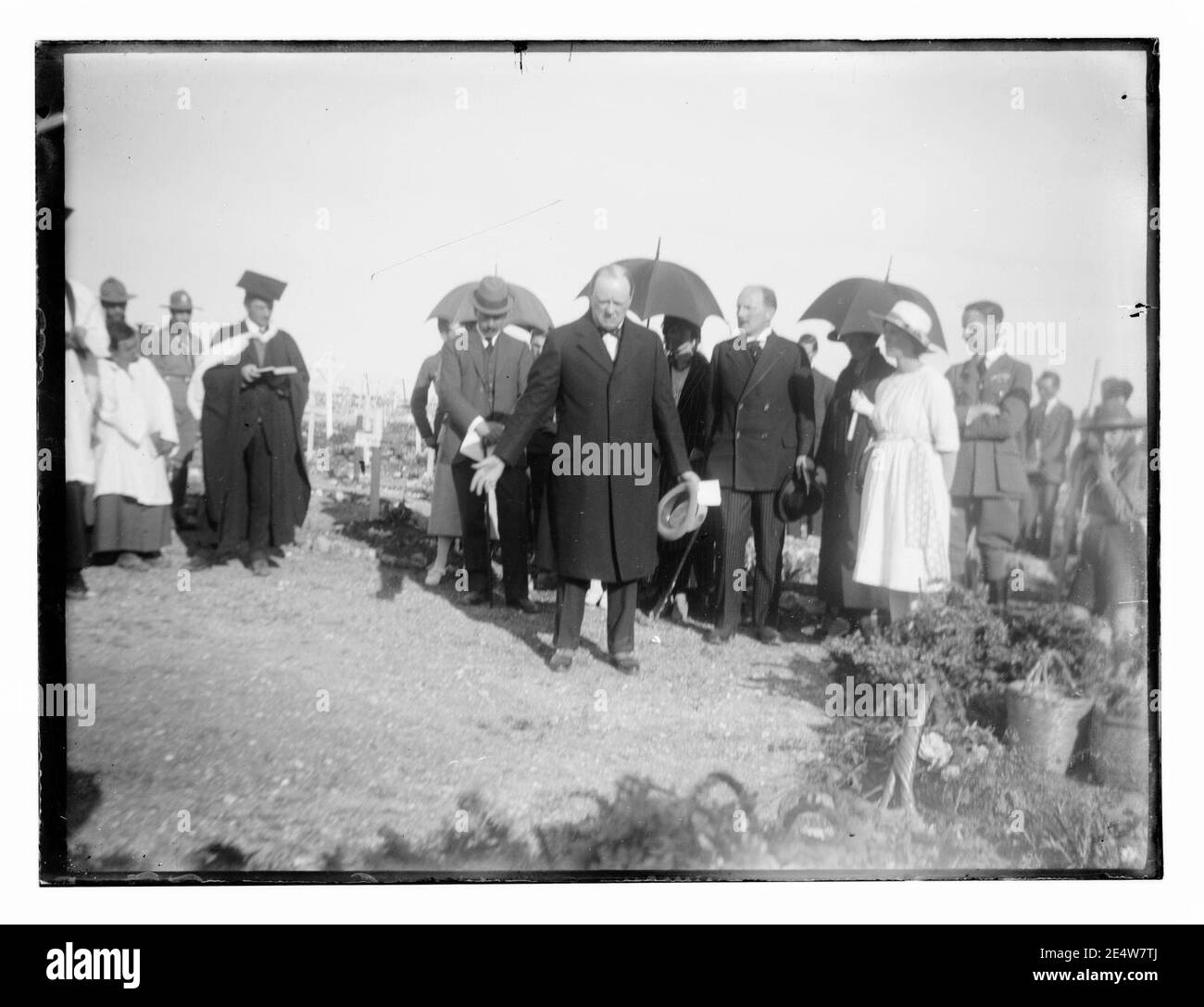 Gli uomini e le donne, comprese eventualmente Winston Churchill e Herbert Samuel, in un cimitero militare con il clero cristiano Foto Stock