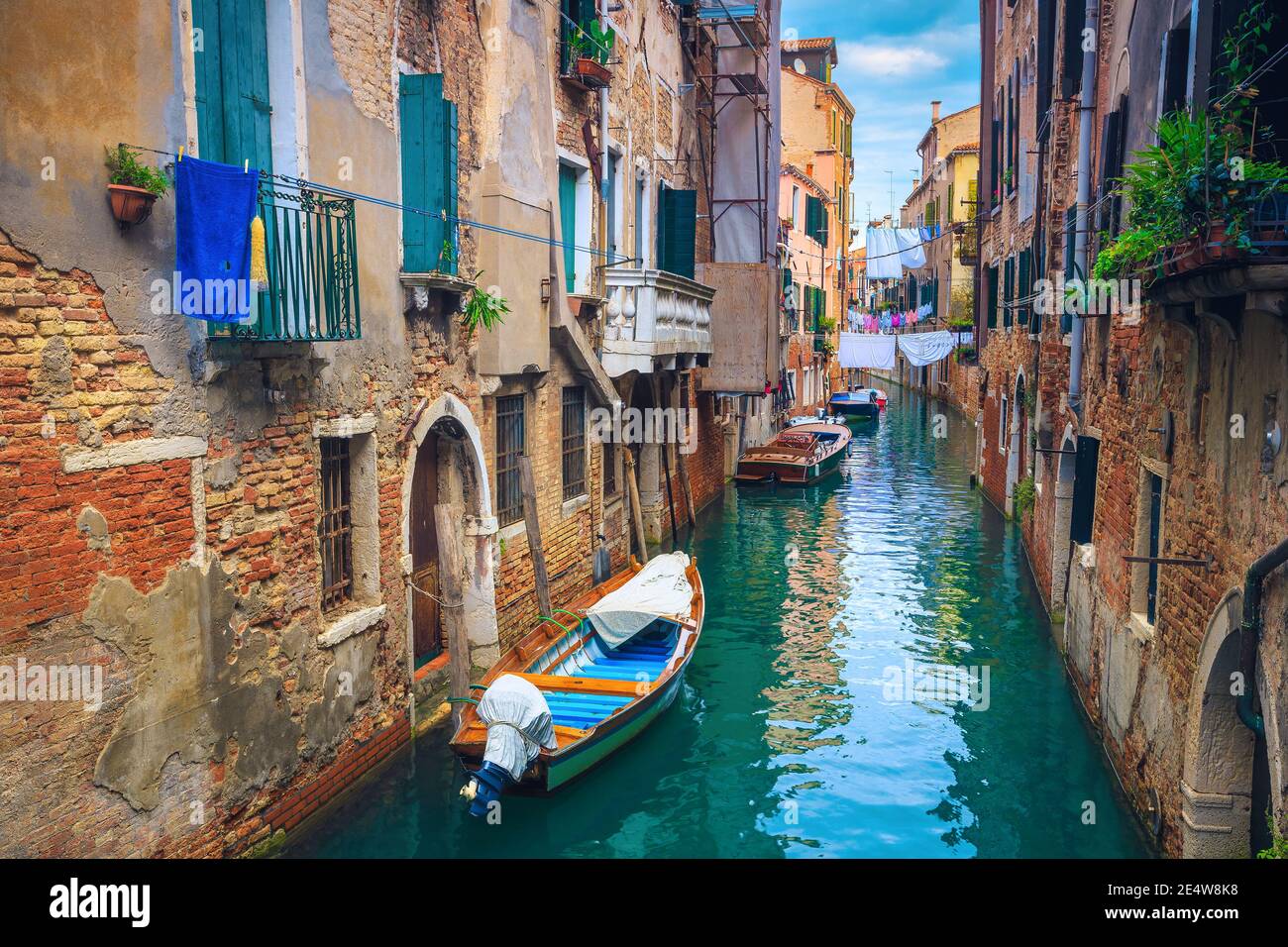 Fantastica vista sulla strada con motoscafi ancorati sullo stretto canale d'acqua, Venezia, Italia, Europa Foto Stock