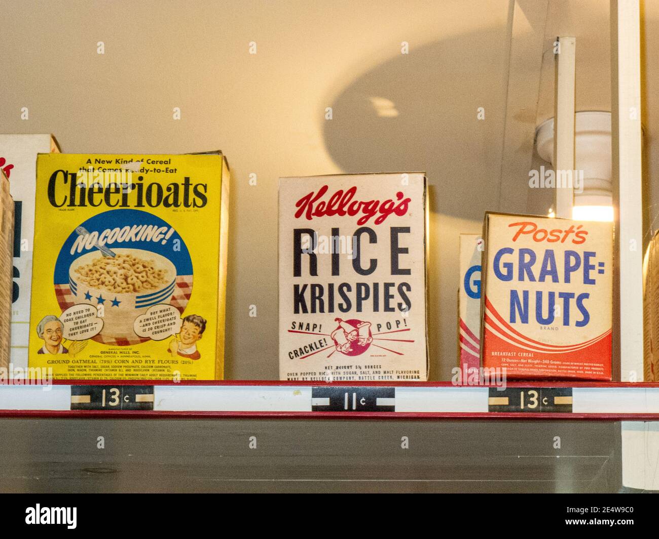 Vecchie scatole di cereali nel Little Corner Store a Strawberry Banke, Portsmouth, NH Foto Stock